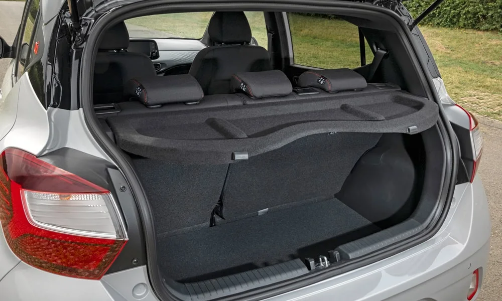 Фото Hyundai i10 — багажник. Грузовой отсек с открытой дверью: погрузочная высота и ширина проёма Hyundai i10 — багажник