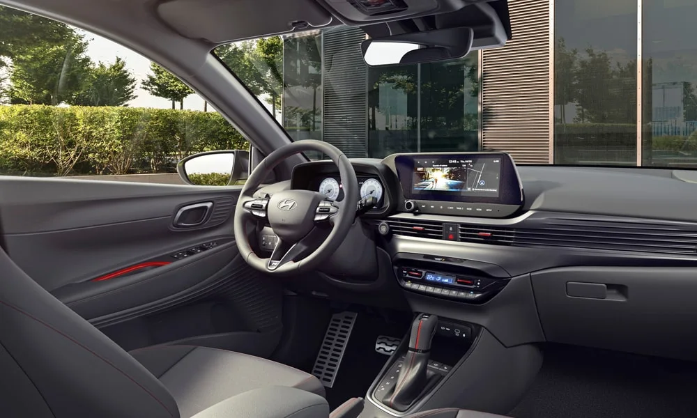 Фото Hyundai i20 — передняя панель. Компоновка экранов, дефлекторов и консоли. Минимум физических кнопок — ставка на экранное управление Hyundai i20 — передняя панель