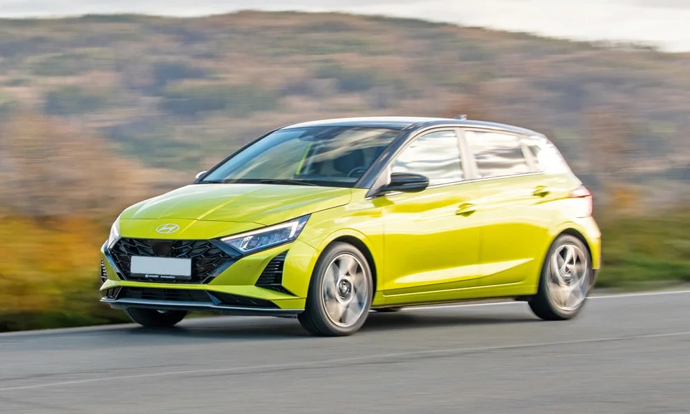 Фото Hyundai i20 — вид спереди, фото 5. Передок в зелёном исполнении — крупная светотехника и выразительный бампер Hyundai i20 — вид спереди, фото 5