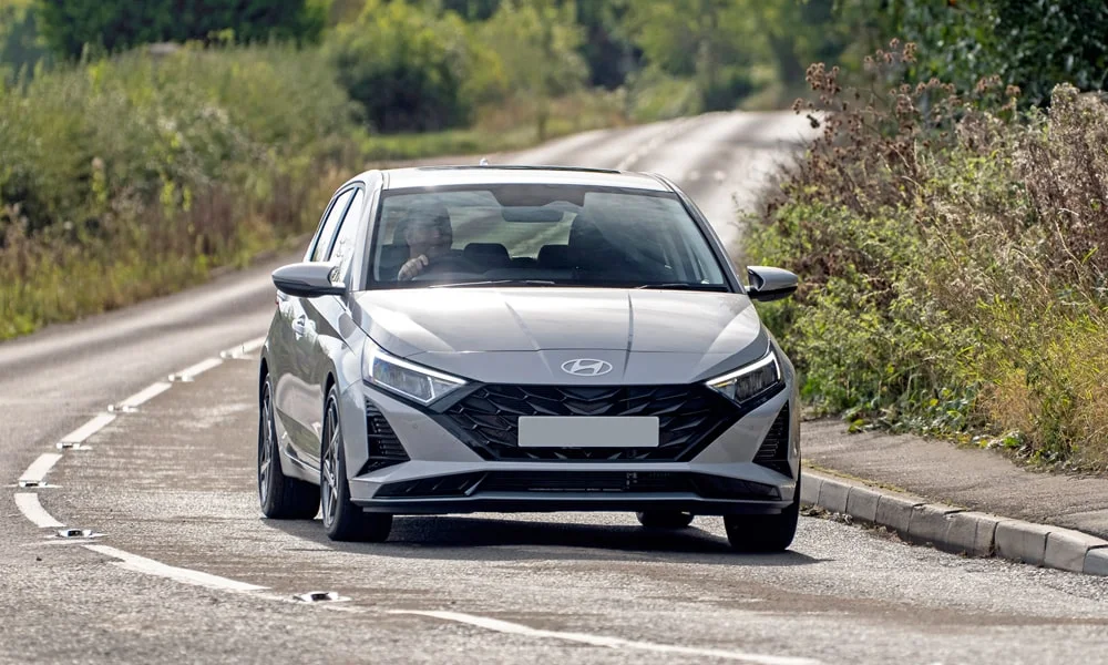 Фото Hyundai i20 — вид спереди, фото 8. Анфас: пропорции капота, посадка кузова и графика ходовых огней Hyundai i20 — вид спереди, фото 8