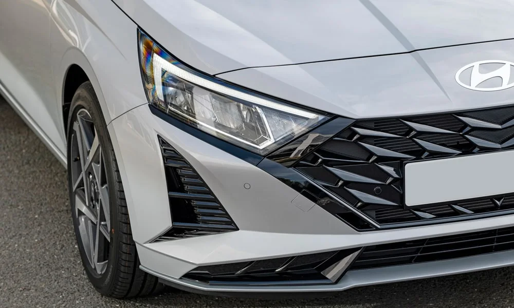 Фото Hyundai i20 — вид спереди, фото 10. Анфас: пропорции капота, посадка кузова и графика ходовых огней. Дневные ходовые огни включаются автоматически с запуском Hyundai i20 — вид спереди, фото 10