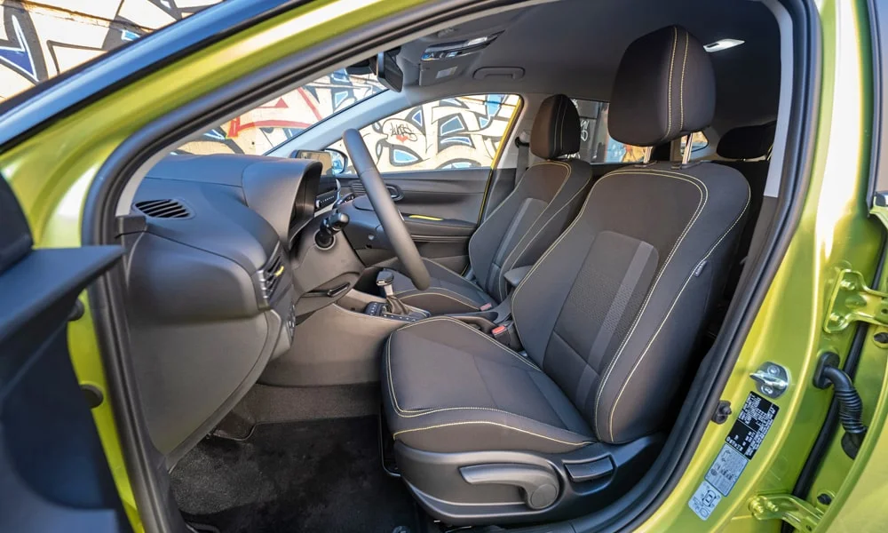 Фото Hyundai i20 — передние сиденья. Профиль кресел: боковая поддержка и подголовники Hyundai i20 — передние сиденья