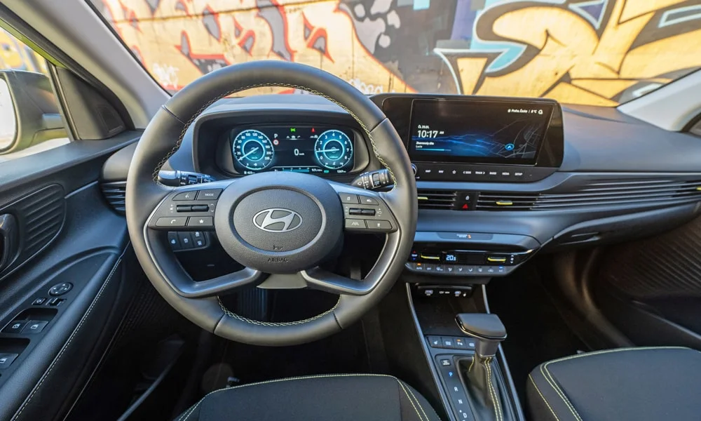 Фото Hyundai i20 — приборная панель. Экран приборов за рулём — вся ходовая информация перед глазами Hyundai i20 — приборная панель