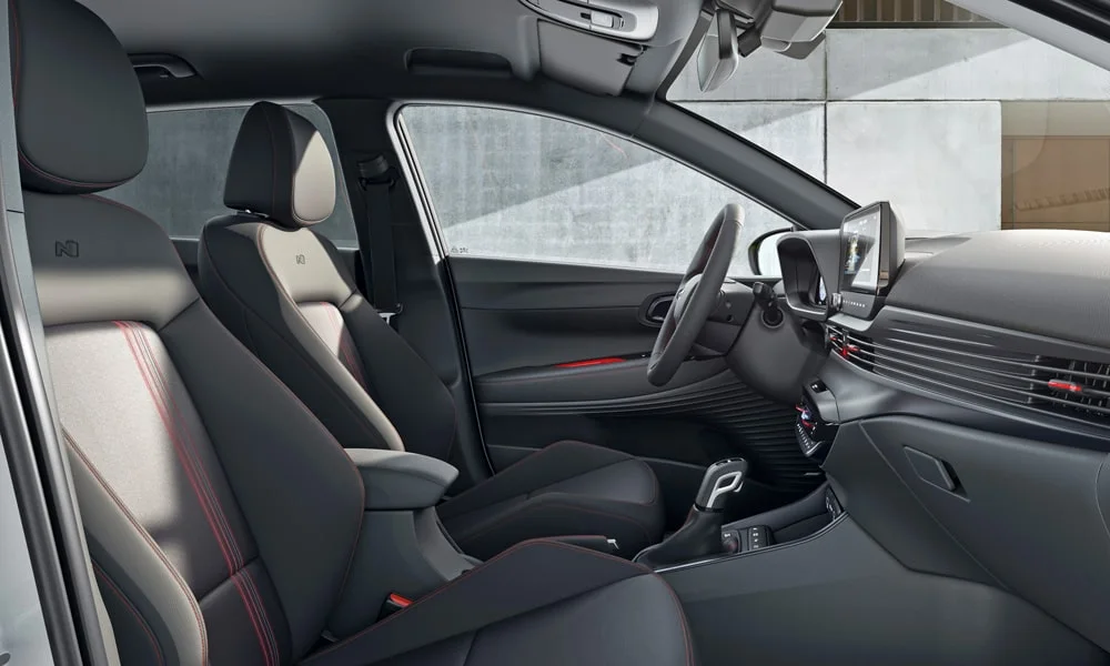 Фото Hyundai i20 — интерьер, фото 3. Общий план салона: архитектура панели, консоль и кресла. Уровень отделки читается по стыкам панелей и мягким поверхностям в зонах касания Hyundai i20 — интерьер, фото 3