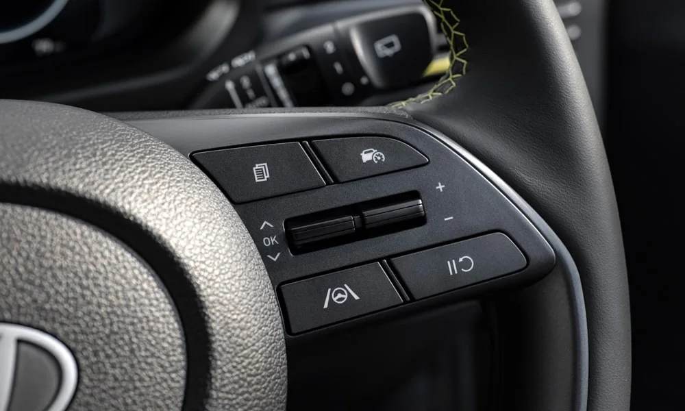 Фото Hyundai i20 — интерьер, фото 4. Общий план салона: архитектура панели, консоль и кресла. Уровень отделки читается по стыкам панелей и мягким поверхностям в зонах касания Hyundai i20 — интерьер, фото 4