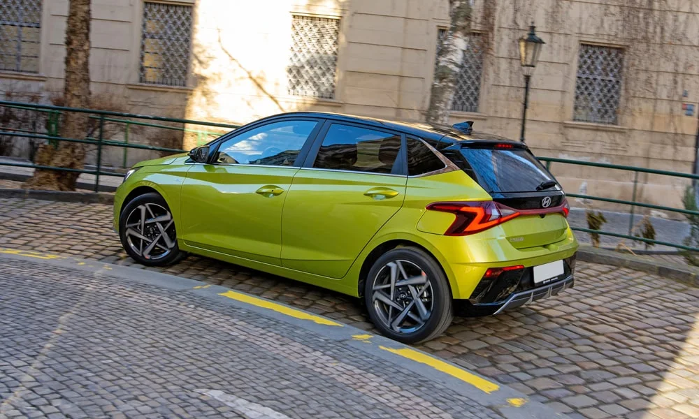 Фото Hyundai i20 — вид сзади, фото 4. Корма в зелёном цвете: графика фонарей и пластика пятой двери Hyundai i20 — вид сзади, фото 4