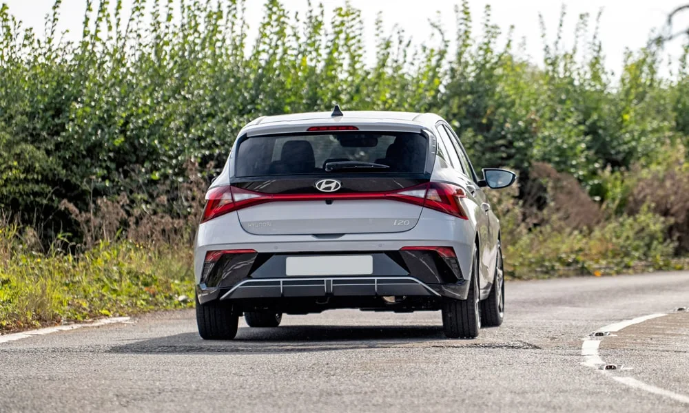 Фото Hyundai i20 — вид сзади, фото 6. Графика фонарей, бампер и оформление пятой двери. Светодиодная полоса или раздельные секции — задняя оптика стала главным украшением кормы Hyundai i20 — вид сзади, фото 6