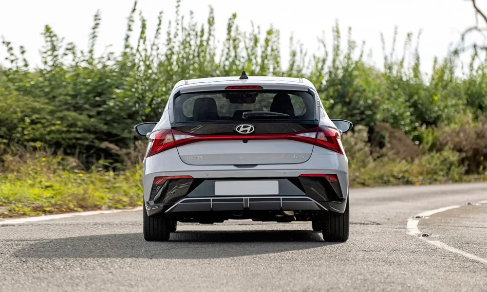 Фото Hyundai i20 — вид сзади, фото 8. Линия крыши, стойки и задняя дверь в сером исполнении Hyundai i20 — вид сзади, фото 8