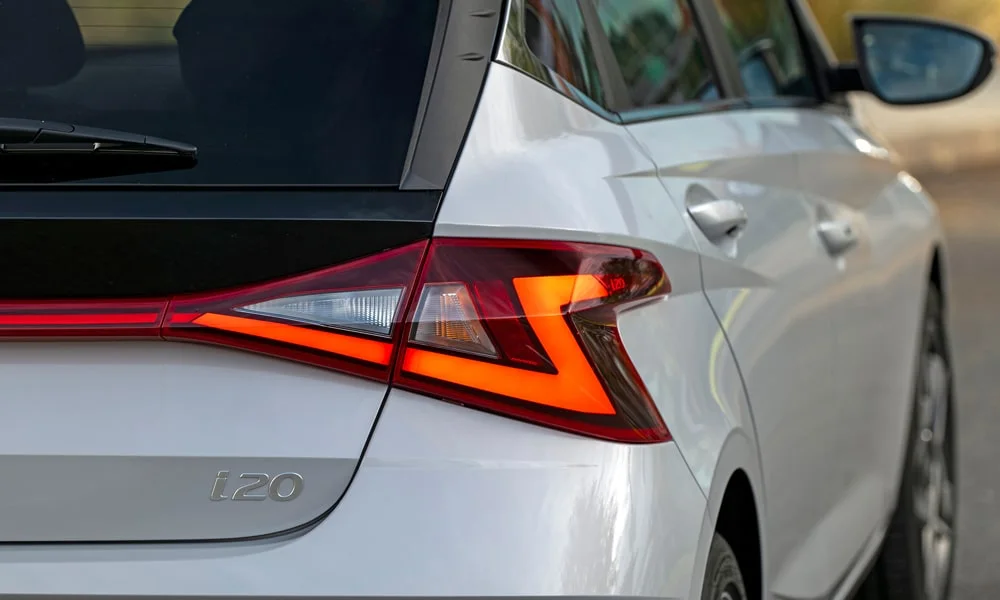 Фото Hyundai i20 — вид сзади, фото 10. Белый кузов сзади — фонари и бампер определяют ночной образ модели. Насадки выхлопа или их имитация внизу бампера различают версии Hyundai i20 — вид сзади, фото 10