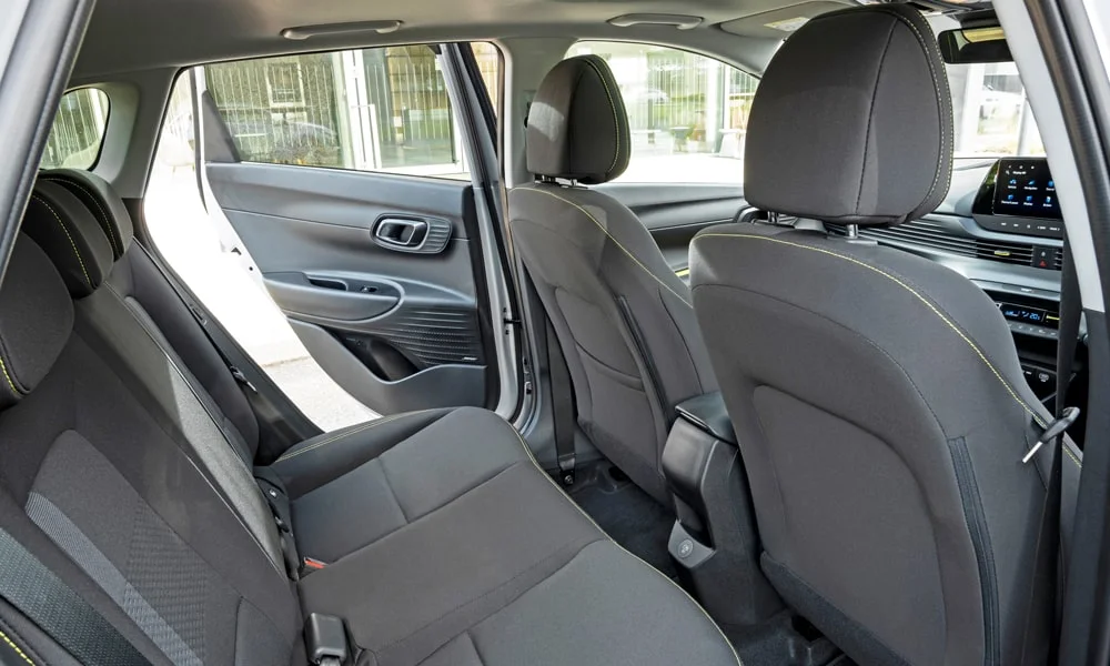 Фото Hyundai i20 — задние сиденья. Посадка второго ряда: подголовники и подлокотник. Крепления ISOFIX для детских кресел — в основании спинки Hyundai i20 — задние сиденья