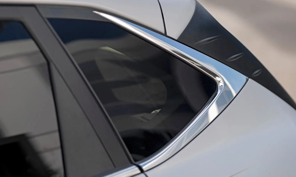 Фото Hyundai i20 — крыша. Линия крыши и панорамное остекление с высоты. Рейлинги рассчитаны на поперечины для бокса или велокреплений Hyundai i20 — крыша