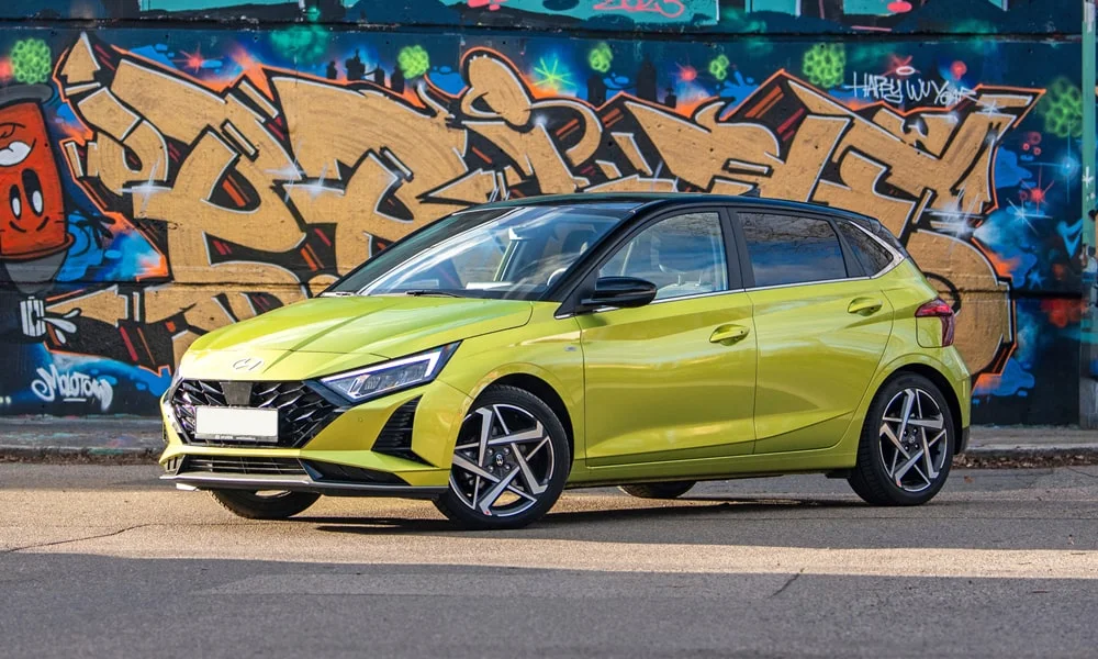 Фото Hyundai i20 — вид сбоку, фото 2. Профиль кузова: колёсная база, свесы и линия остекления. Длинная база — простор второго ряда; короткие свесы упрощают парковку Hyundai i20 — вид сбоку, фото 2