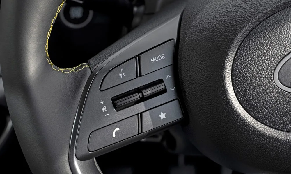 Фото Hyundai i20 — руль. Обшивка обода и компоновка спиц крупным планом Hyundai i20 — руль