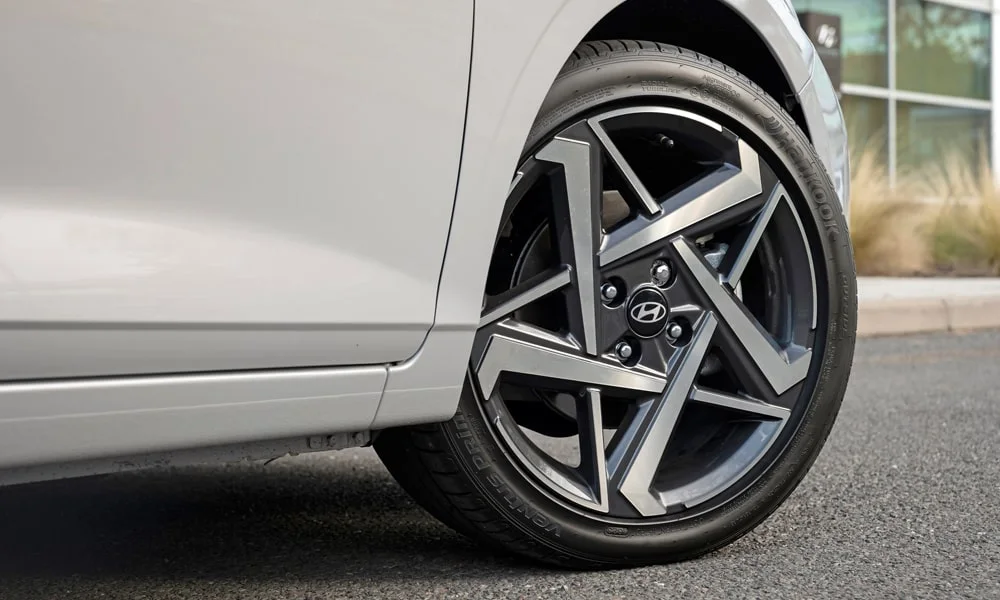 Фото Hyundai i20 — колесо и диск. Дизайн спиц и профиль резины крупным планом. Индекс скорости и нагрузки читается на боковине шины Hyundai i20 — колесо и диск