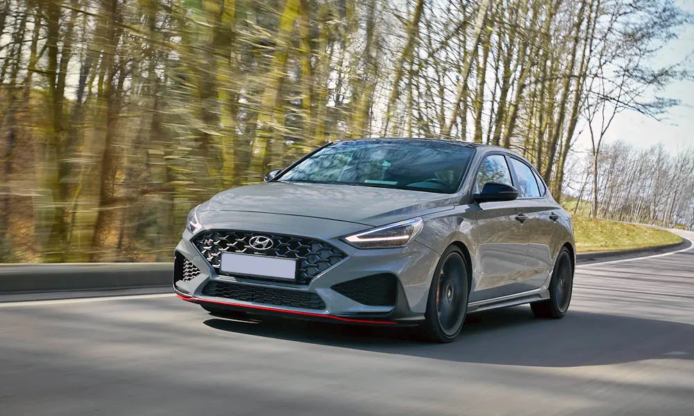 Фото Hyundai i30 Fastback N (2024) — вид спереди, фото 9. Оптика, решётка и бампер — первое впечатление о модели. Дневные ходовые огни включаются автоматически с запуском Hyundai i30 Fastback N (2024) — вид спереди, фото 9