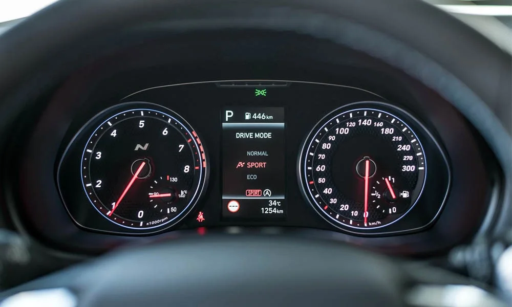 Фото Hyundai i30 Fastback N (2024) — приборная панель. Скорость, запас хода и подсказки ассистентов перед глазами. Запас хода и расход выводятся крупно — главные цифры ежедневных поездок Hyundai i30 Fastback N (2024) — приборная панель