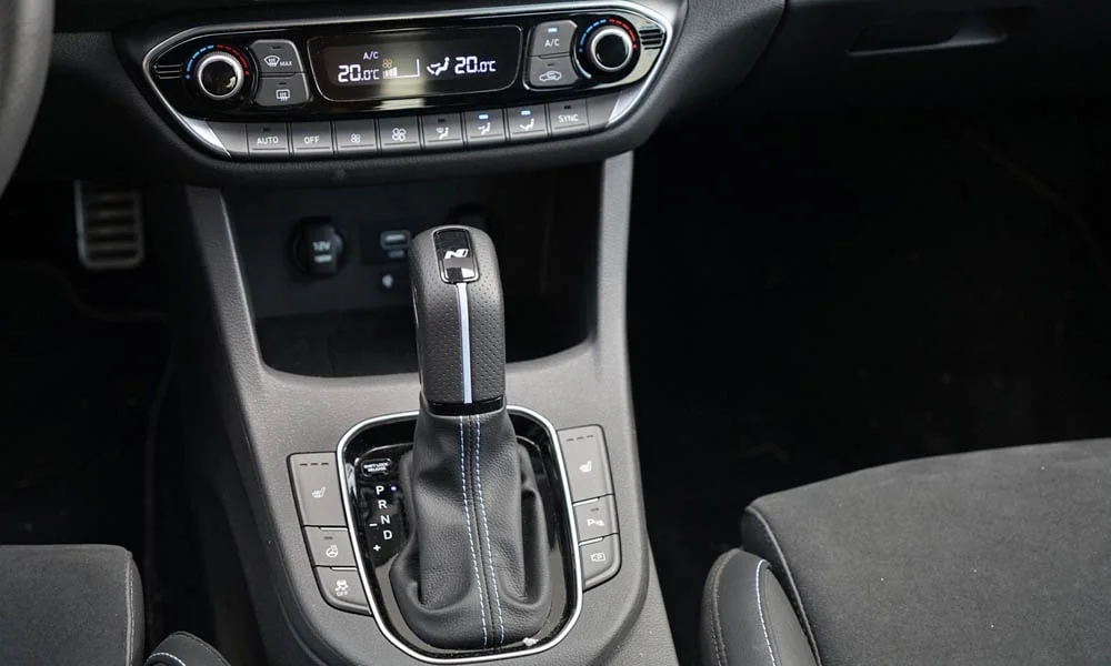 Фото Hyundai i30 Fastback N (2024) — селектор коробки передач, фото 3. Селектор трансмиссии на центральной консоли. Режимы движения и электронный ручник собраны рядом с селектором Hyundai i30 Fastback N (2024) — селектор коробки передач, фото 3