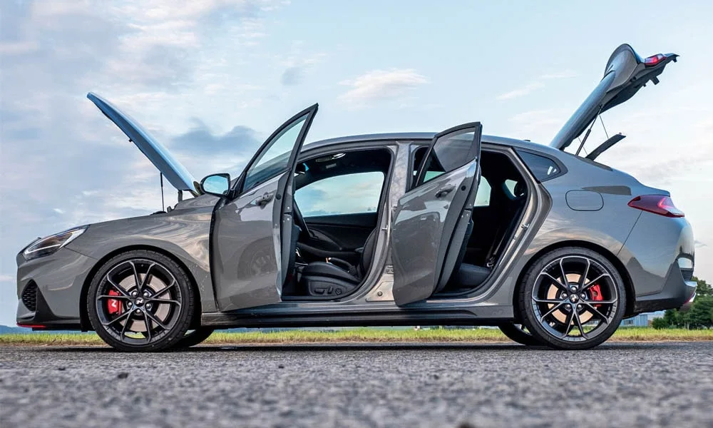 Фото Hyundai i30 Fastback N (2024) — интерьер, фото 3. Общий план салона: архитектура панели, консоль и кресла Hyundai i30 Fastback N (2024) — интерьер, фото 3