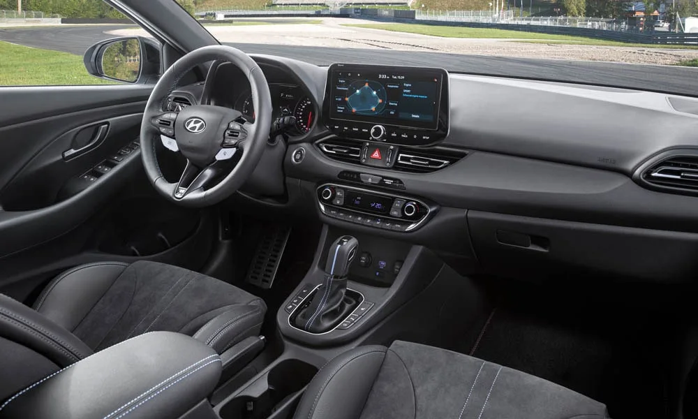 Фото Hyundai i30 Fastback N (2024) — интерьер, фото 4. Общий план салона: архитектура панели, консоль и кресла Hyundai i30 Fastback N (2024) — интерьер, фото 4