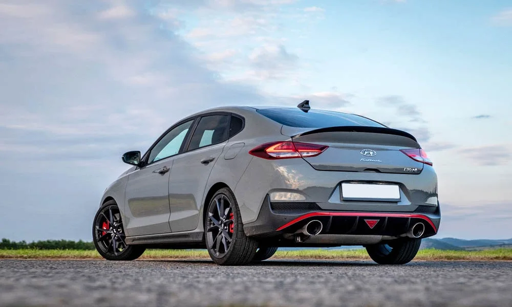 Фото Hyundai i30 Fastback N (2024) — вид сзади, фото 6. Графика фонарей, бампер и оформление пятой двери. Светодиодная полоса или раздельные секции — задняя оптика стала главным украшением кормы Hyundai i30 Fastback N (2024) — вид сзади, фото 6