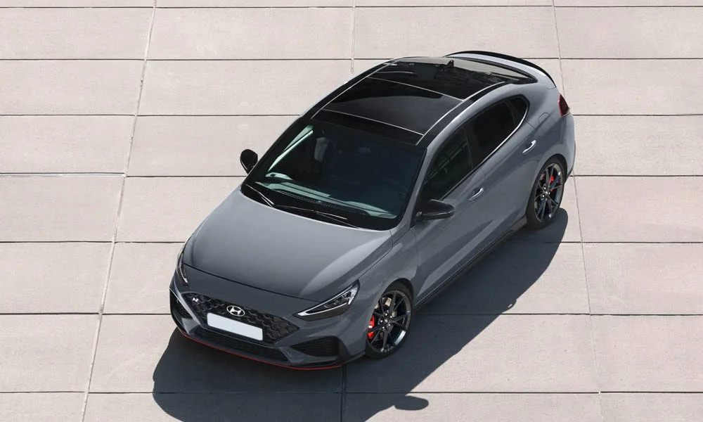 Фото Hyundai i30 Fastback N (2024) — крыша. Крыша сверху: остекление, рейлинги и антенна-плавник Hyundai i30 Fastback N (2024) — крыша