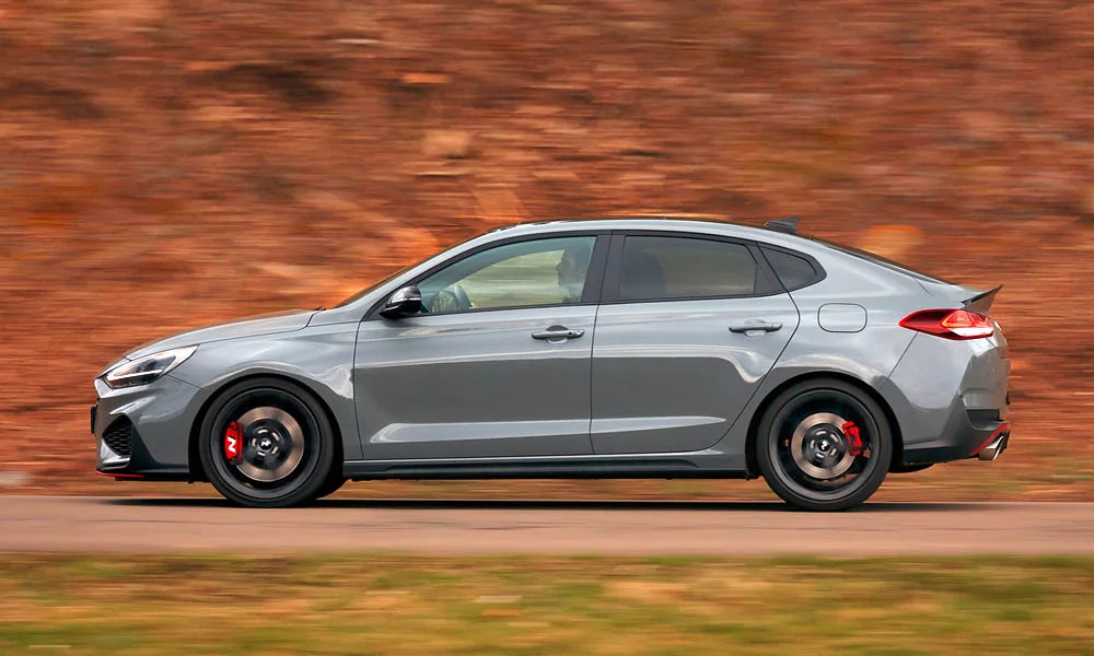 Фото Hyundai i30 Fastback N (2024) — вид сбоку, фото 2. Профиль в сером цвете: соотношение колёсной базы и свесов Hyundai i30 Fastback N (2024) — вид сбоку, фото 2