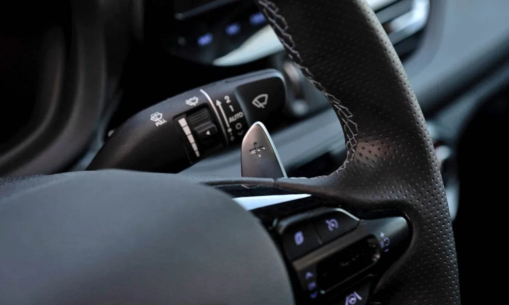 Фото Hyundai i30 Fastback N (2024) — руль. Обшивка обода и компоновка спиц крупным планом. Правильная посадка: руки на «9 и 3», приборы читаются поверх обода Hyundai i30 Fastback N (2024) — руль