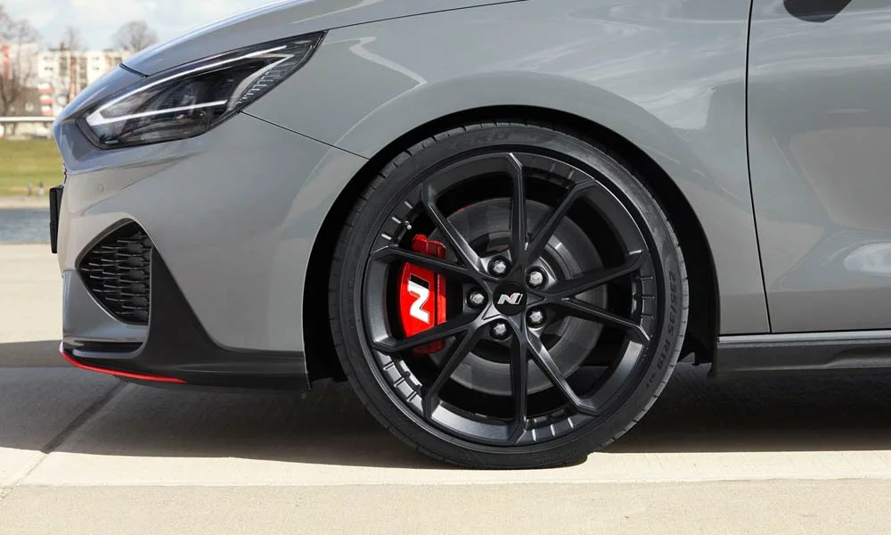 Фото Hyundai i30 Fastback N (2024) — колесо и диск. Пятилучевой диск — классика, лёгкая в мойке и визуально стройная. При подборе зимнего комплекта сохраняйте наружный диаметр колеса Hyundai i30 Fastback N (2024) — колесо и диск