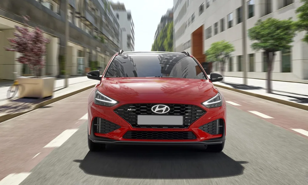 Фото Hyundai i30 — вид спереди, фото 14. Оптика, решётка и бампер — первое впечатление о модели. Рисунок ходовых огней — подпись модели, по нему её узнают в потоке Hyundai i30 — вид спереди, фото 14