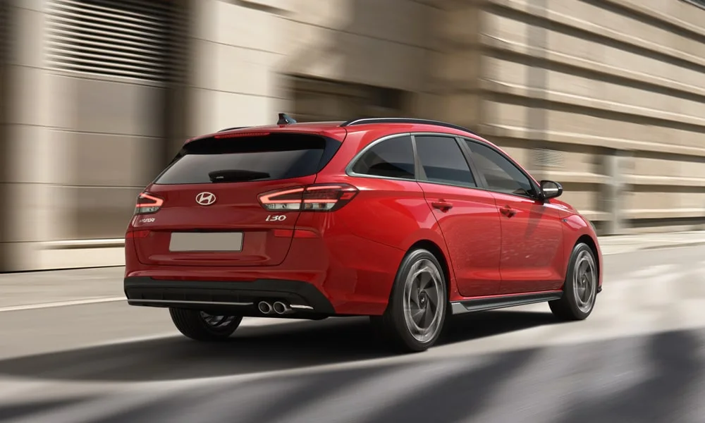 Фото Hyundai i30 — вид сзади, фото 11. Красный кузов сзади — фонари и бампер определяют ночной образ модели Hyundai i30 — вид сзади, фото 11