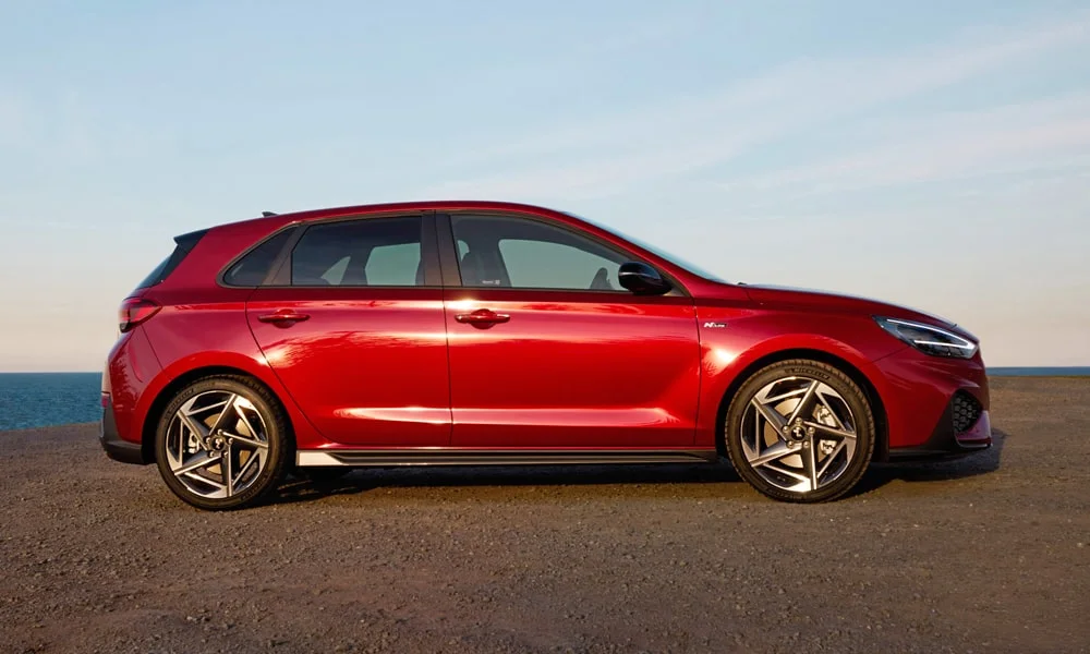 Hyundai i30 (2024) — вид сбоку