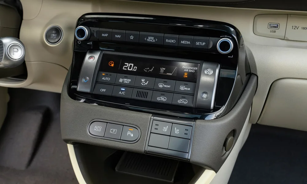 Фото Hyundai Inster — блок климат-контроля. Физические клавиши температуры и обдува. Отдельные клавиши климата удобнее сенсорных меню в движении Hyundai Inster — блок климат-контроля