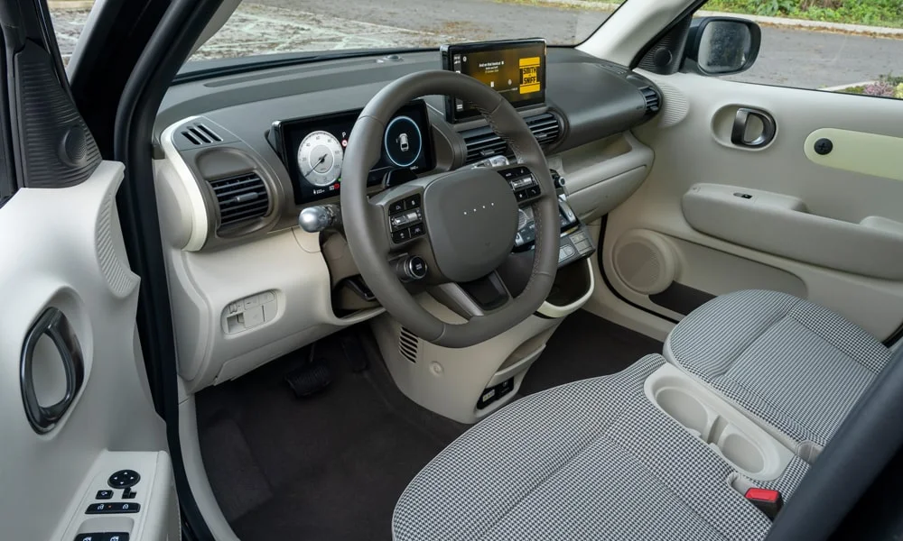 Фото Hyundai Inster — передняя панель. Компоновка экранов, дефлекторов и консоли Hyundai Inster — передняя панель