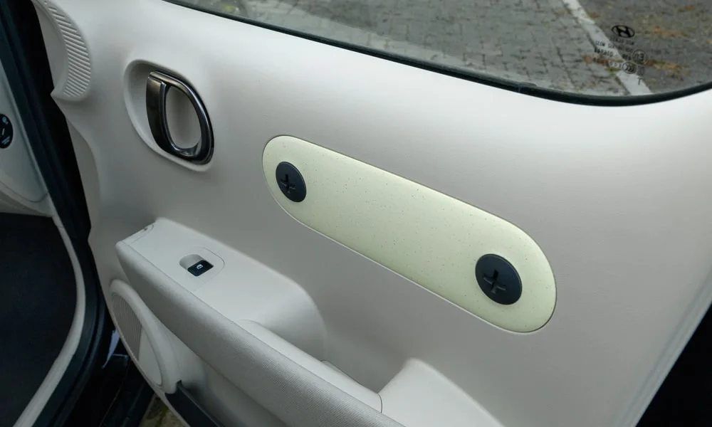 Фото Hyundai Inster — дверная карта. Подлокотник, динамик и блок стеклоподъёмников. Мягкая вставка в зоне локтя — то, что чувствуешь каждый день Hyundai Inster — дверная карта
