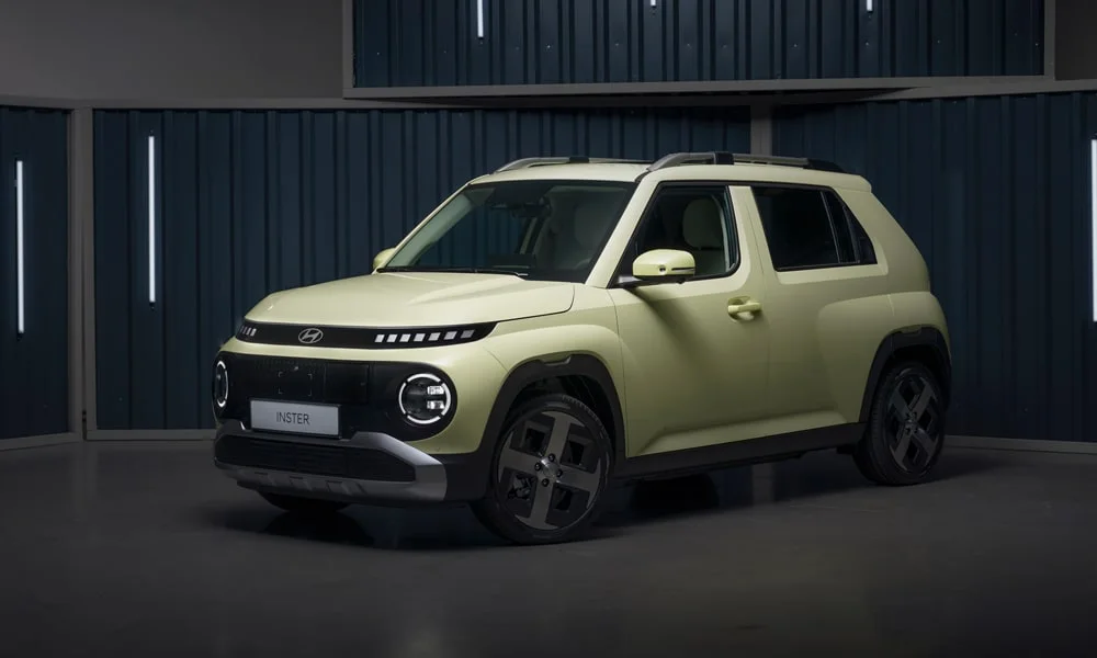 Фото Hyundai Inster — вид спереди, фото 8. Анфас: пропорции капота, посадка кузова и графика ходовых огней. Рисунок ходовых огней — подпись модели, по нему её узнают в потоке Hyundai Inster — вид спереди, фото 8