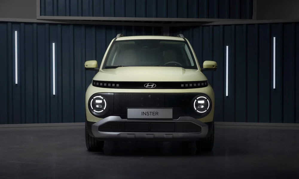 Фото Hyundai Inster — вид спереди, фото 9. Анфас: пропорции капота, посадка кузова и графика ходовых огней Hyundai Inster — вид спереди, фото 9