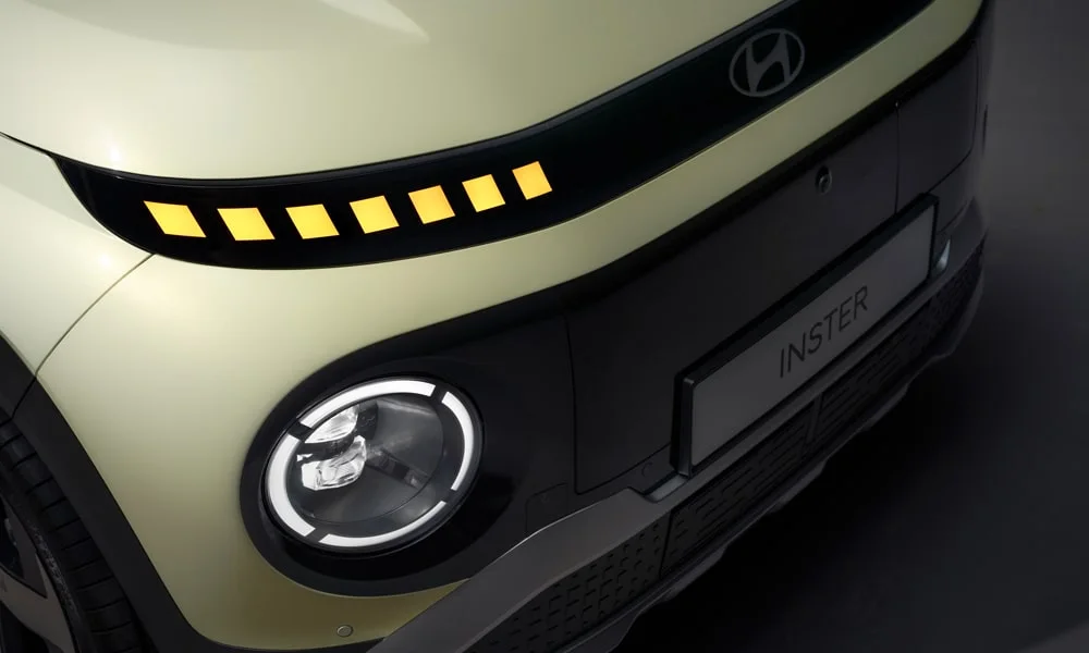 Фото Hyundai Inster — вид спереди, фото 10. Оптика, решётка и бампер — первое впечатление о модели. Рисунок ходовых огней — подпись модели, по нему её узнают в потоке Hyundai Inster — вид спереди, фото 10