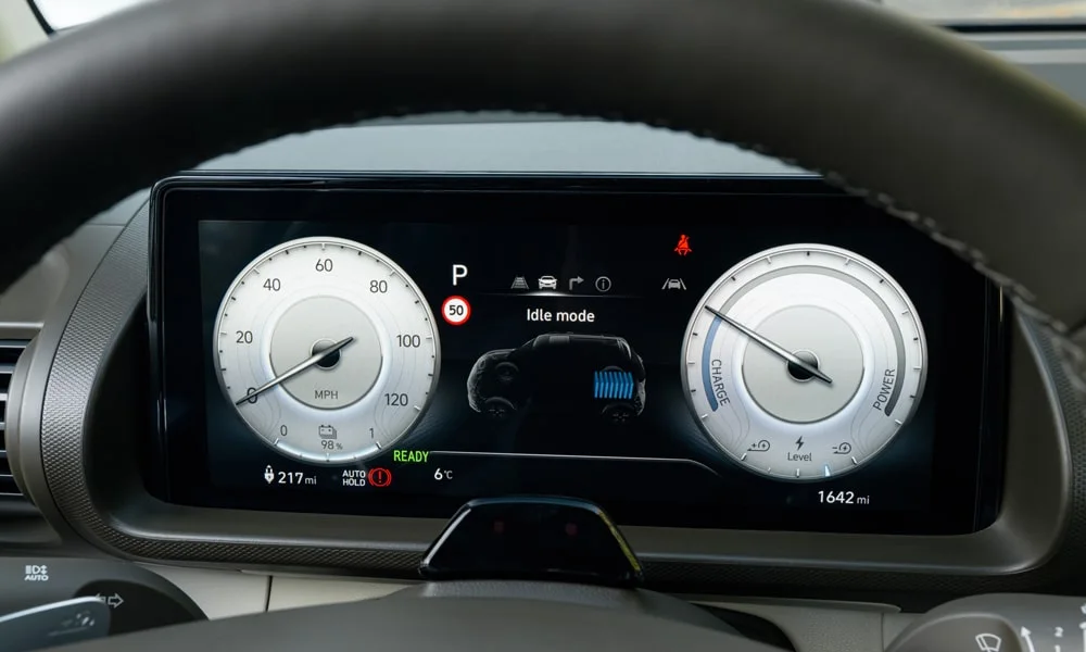 Фото Hyundai Inster — приборная панель. Экран приборов за рулём — вся ходовая информация перед глазами Hyundai Inster — приборная панель