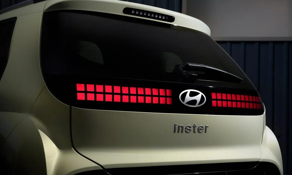 Фото Hyundai Inster — интерьер. Общий план салона: архитектура панели, консоль и кресла. Светлая гамма зрительно расширяет салон, тёмная — практичнее в уходе Hyundai Inster — интерьер