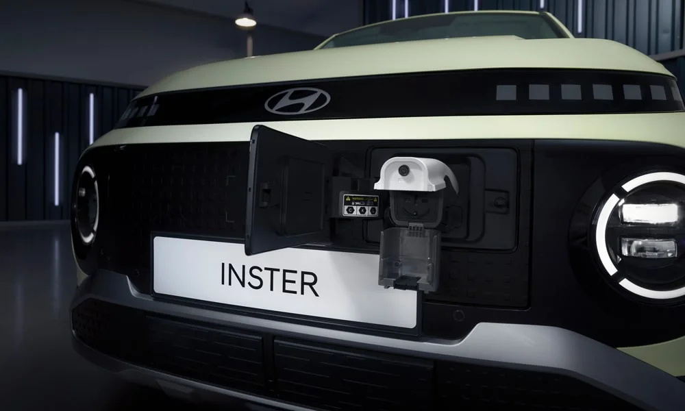 Фото Hyundai Inster — интерьер, фото 3. Общий план салона: архитектура панели, консоль и кресла. Уровень отделки читается по стыкам панелей и мягким поверхностям в зонах касания Hyundai Inster — интерьер, фото 3