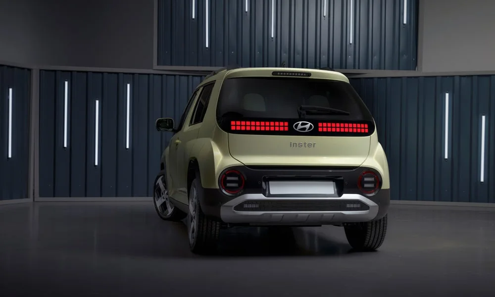 Фото Hyundai Inster — вид сзади, фото 6. Линия крыши, стойки и задняя дверь в бежевом исполнении. Светодиодная полоса или раздельные секции — задняя оптика стала главным украшением кормы Hyundai Inster — вид сзади, фото 6