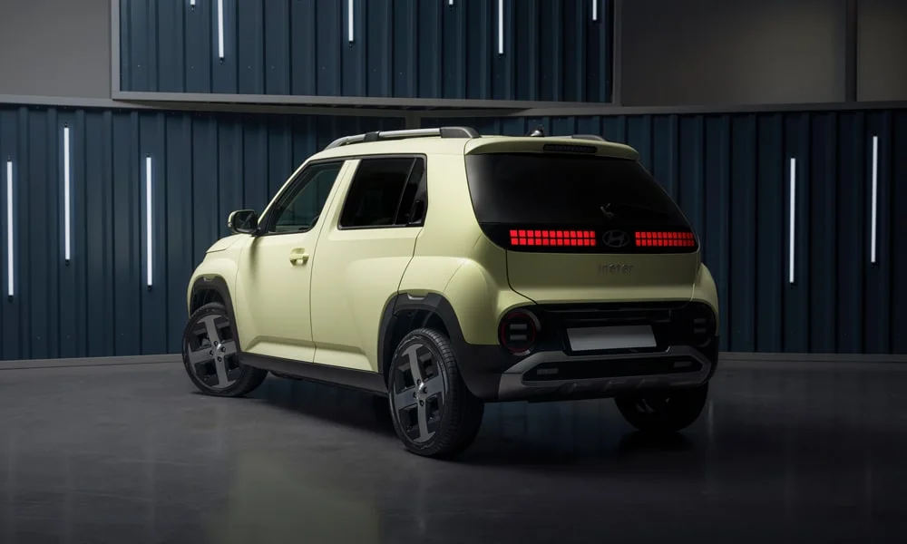 Фото Hyundai Inster — вид сзади, фото 7. Графика фонарей, бампер и оформление пятой двери. Насадки выхлопа или их имитация внизу бампера различают версии Hyundai Inster — вид сзади, фото 7