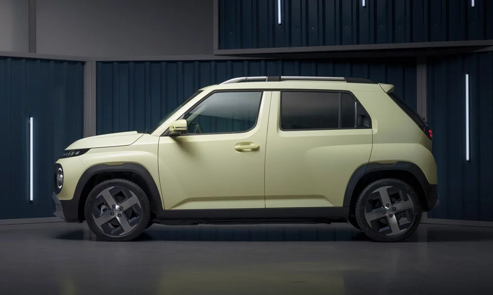 Фото Hyundai Inster — вид сбоку. Профиль кузова: колёсная база, свесы и линия остекления Hyundai Inster — вид сбоку