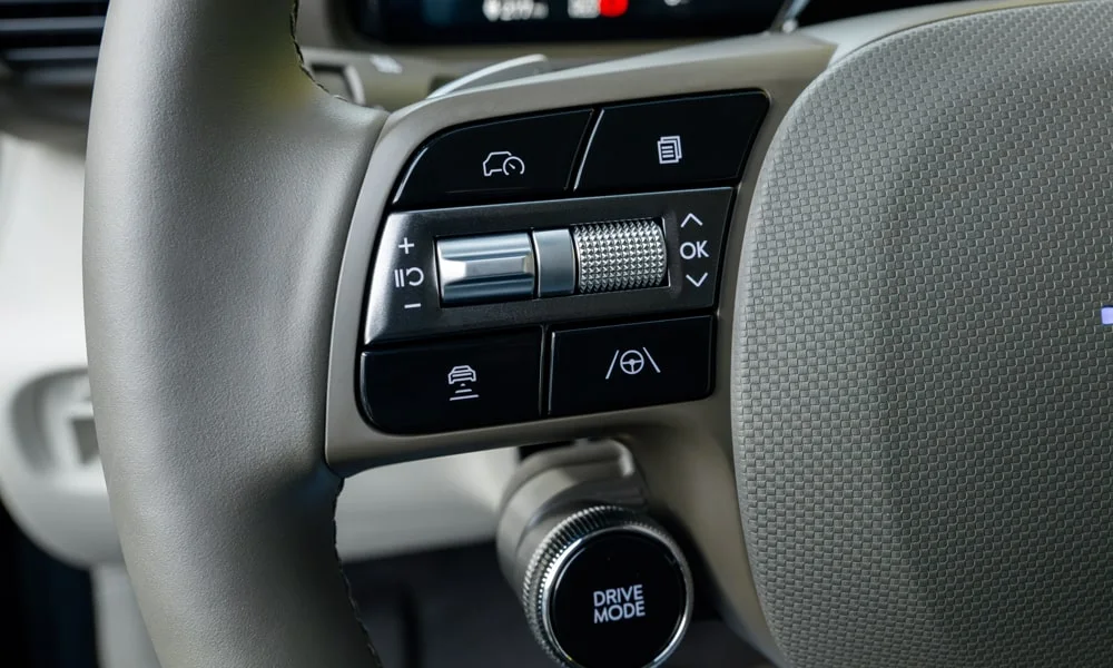 Фото Hyundai Inster — руль. Обшивка обода и компоновка спиц крупным планом Hyundai Inster — руль