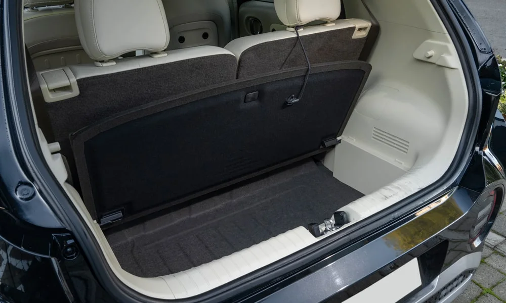 Фото Hyundai Inster — багажник. Форма проёма, ровный пол и организация пространства. Под полом обычно размещены органайзер, докатка или ремкомплект Hyundai Inster — багажник