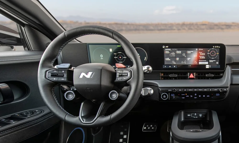 Фото Hyundai IONIQ 5 N — передняя панель. Компоновка экранов, дефлекторов и консоли Hyundai IONIQ 5 N — передняя панель