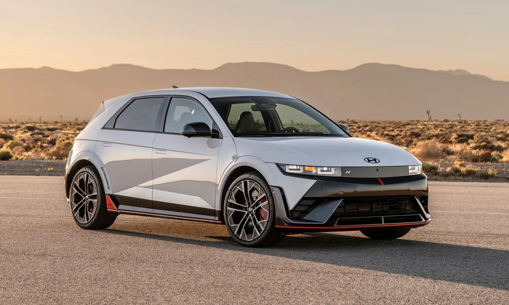Фото Hyundai IONIQ 5 N — вид спереди. Анфас: пропорции капота, посадка кузова и графика ходовых огней. Рисунок ходовых огней — подпись модели, по нему её узнают в потоке Hyundai IONIQ 5 N — вид спереди