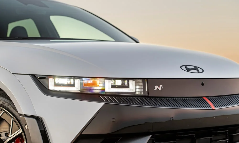 Фото Hyundai IONIQ 5 N — вид спереди, фото 5. Оптика, решётка и бампер — первое впечатление о модели. Рисунок ходовых огней — подпись модели, по нему её узнают в потоке Hyundai IONIQ 5 N — вид спереди, фото 5