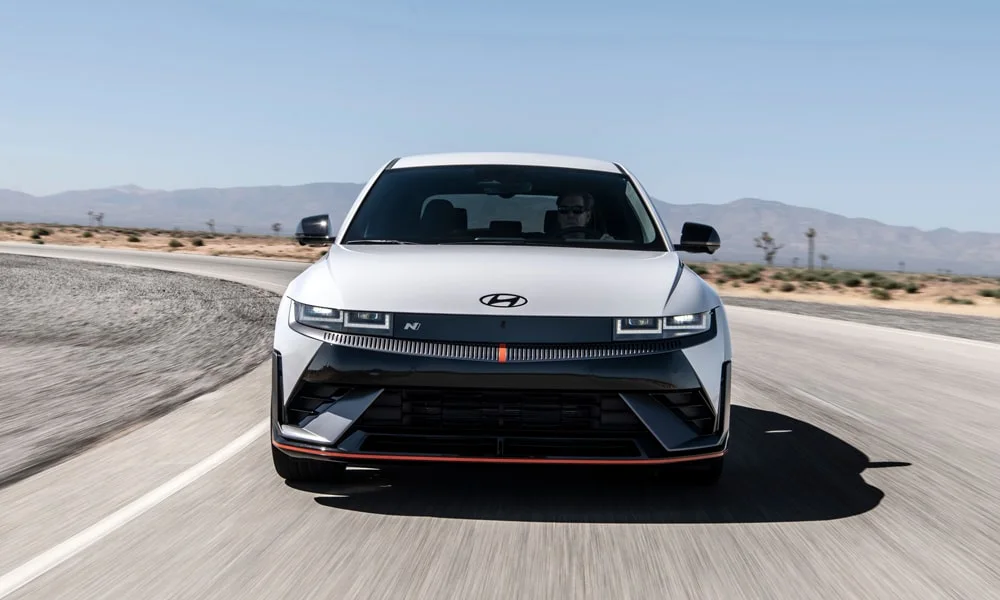 Фото Hyundai IONIQ 5 N — вид спереди, фото 6. Оптика, решётка и бампер — первое впечатление о модели. Дневные ходовые огни включаются автоматически с запуском Hyundai IONIQ 5 N — вид спереди, фото 6