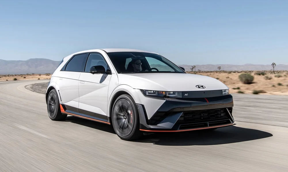 Фото Hyundai IONIQ 5 N — вид спереди, фото 9. Анфас: пропорции капота, посадка кузова и графика ходовых огней. Дневные ходовые огни включаются автоматически с запуском Hyundai IONIQ 5 N — вид спереди, фото 9